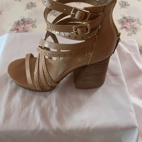 Vince Camuto - Picture 3 of 12